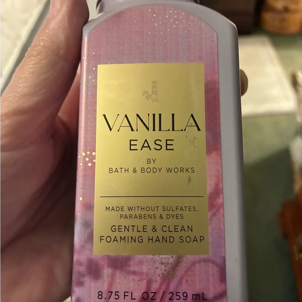NWT Bath & Body Vanilla Ease 4 Pc Foaming Hand Soap - Picture 3 of 6